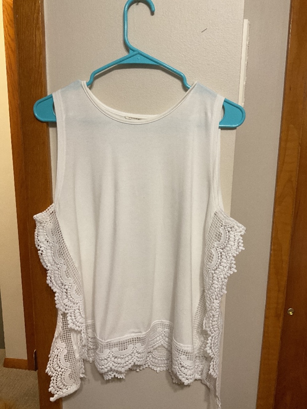 Medium white tank with lace